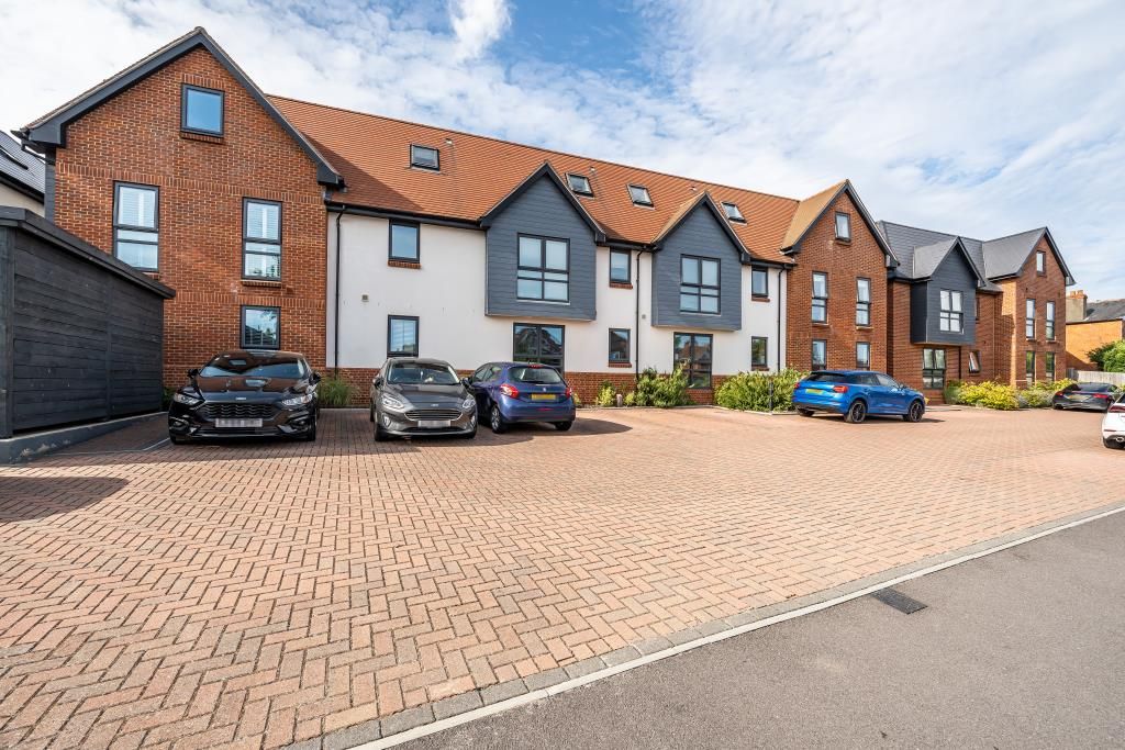 2 bed flat for sale in Thatcham, Berkshire RG18, £220,000