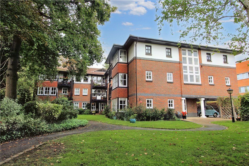 2 bed flat for sale in Madeira Road, West Byfleet, Surrey KT14, £269,950