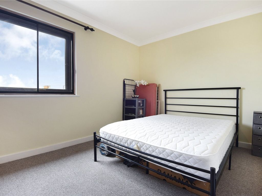 1 bed flat for sale in Markhouse Road, Walthamstow, London E17, £250,000