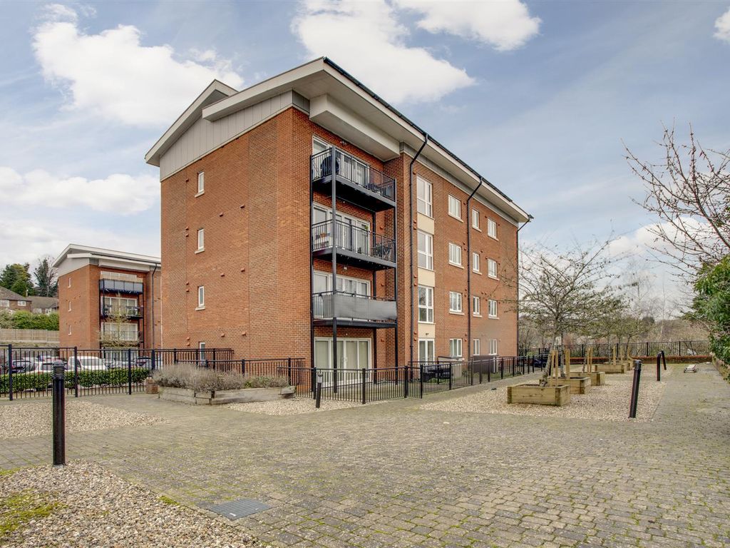 1 bed flat for sale in Tadros Court, High Wycombe HP13, £190,000