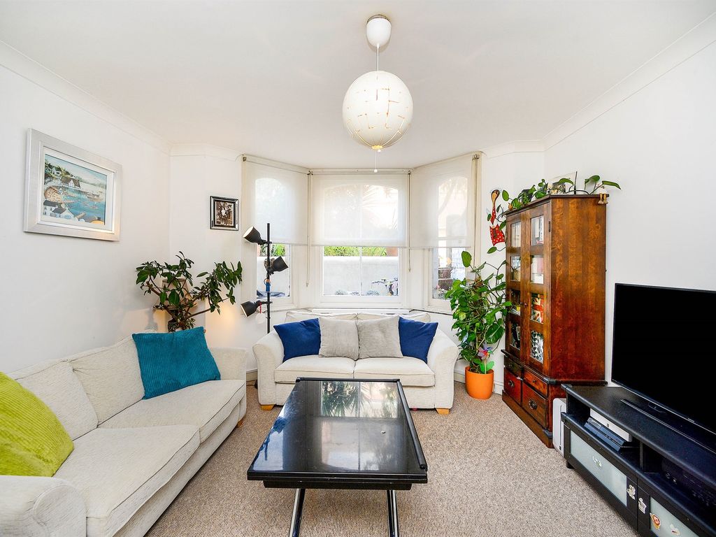 1 bed flat for sale in Gladstone Terrace, Brighton BN2, £230,000