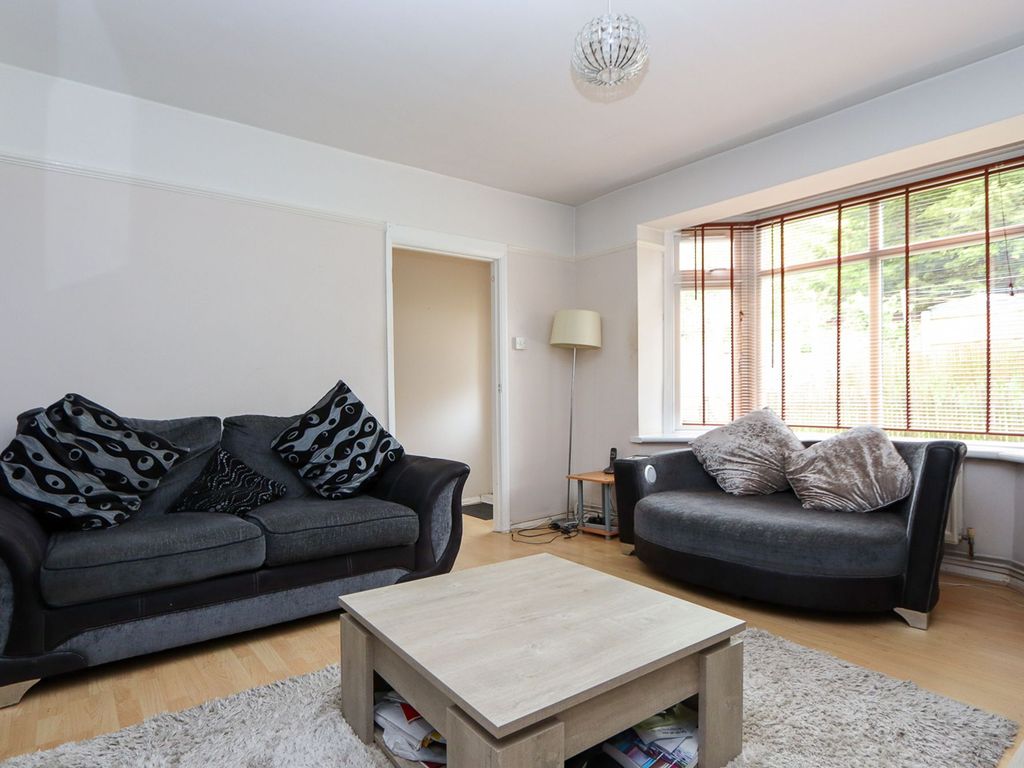 2 bed flat for sale in Hillyfields, Loughton IG10, £280,000