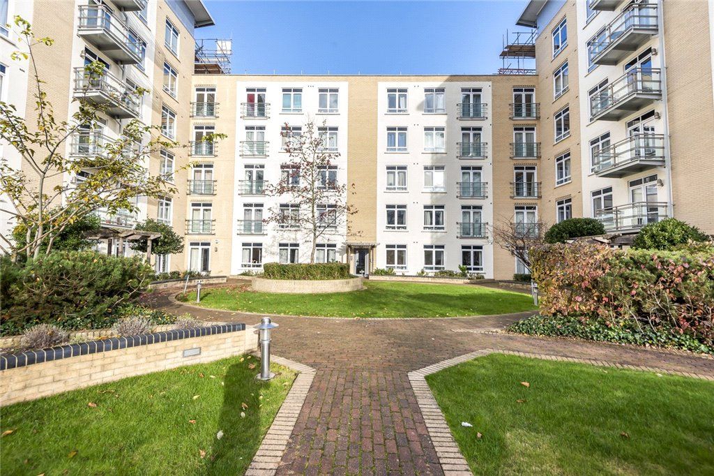 2 bed flat for sale in Kenavon Drive, Reading, Berkshire RG1, £76,500