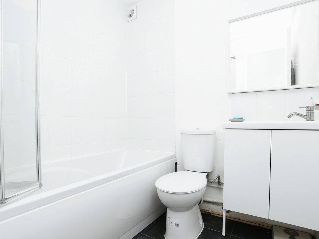 2 bed flat for sale in New Cross Road, London SE14, £325,000