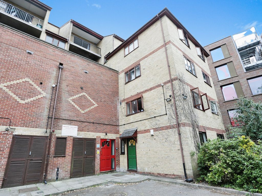 2 bed flat for sale in New Cross Road, London SE14, £325,000