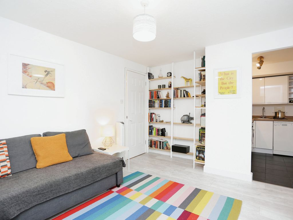 2 bed flat for sale in New Cross Road, London SE14, £325,000