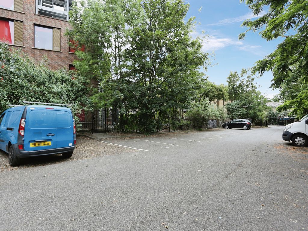 2 bed flat for sale in New Cross Road, London SE14, £325,000