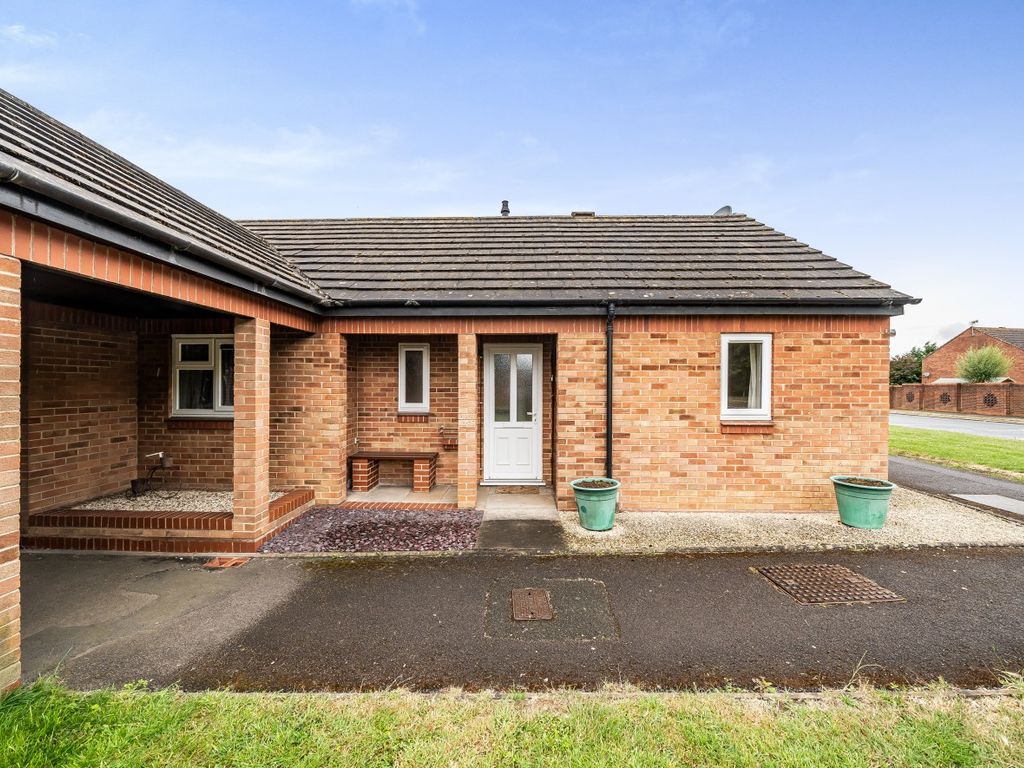 1 bed semi-detached bungalow for sale in Linden Close, Evesham WR11, £140,000