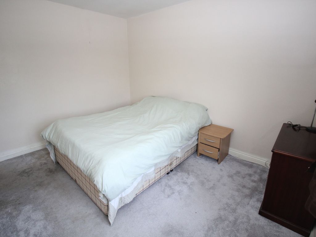 2 bed flat for sale in Lee Crescent, Stretford, Manchester M32, £140,000
