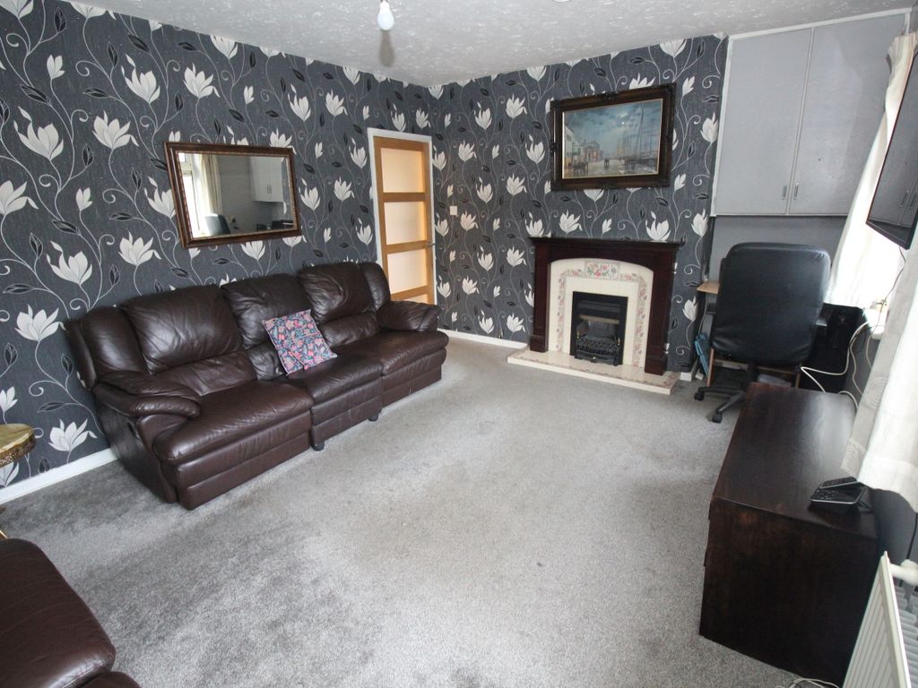 2 bed flat for sale in Lee Crescent, Stretford, Manchester M32, £140,000