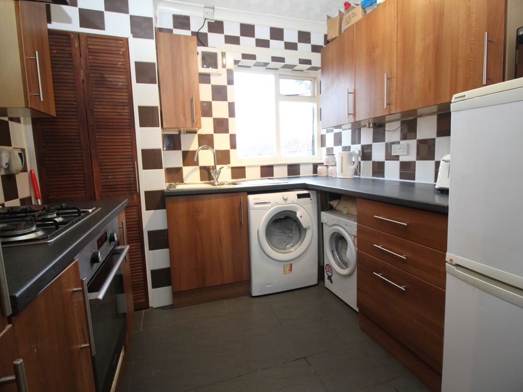 2 bed flat for sale in Lee Crescent, Stretford, Manchester M32, £140,000