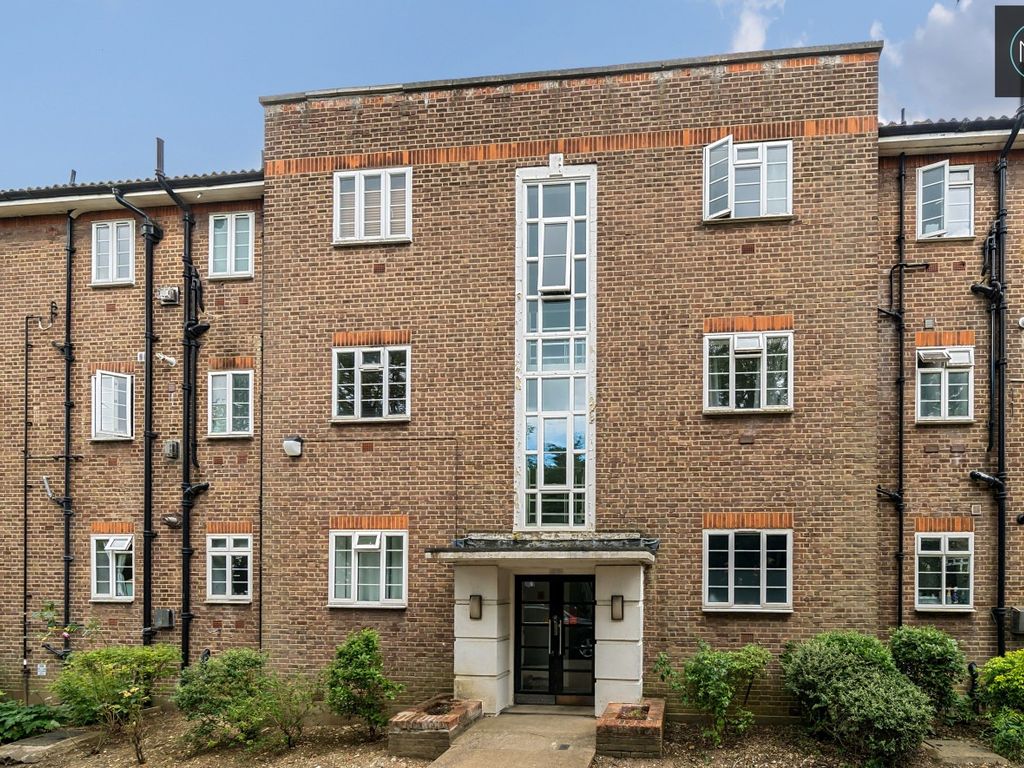 1 bed flat for sale in Malford Court, The Drive, South Woodford, London E18, £280,000