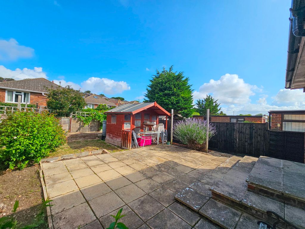 3 bed bungalow for sale in Valley Road, Newhaven BN9, £299,950