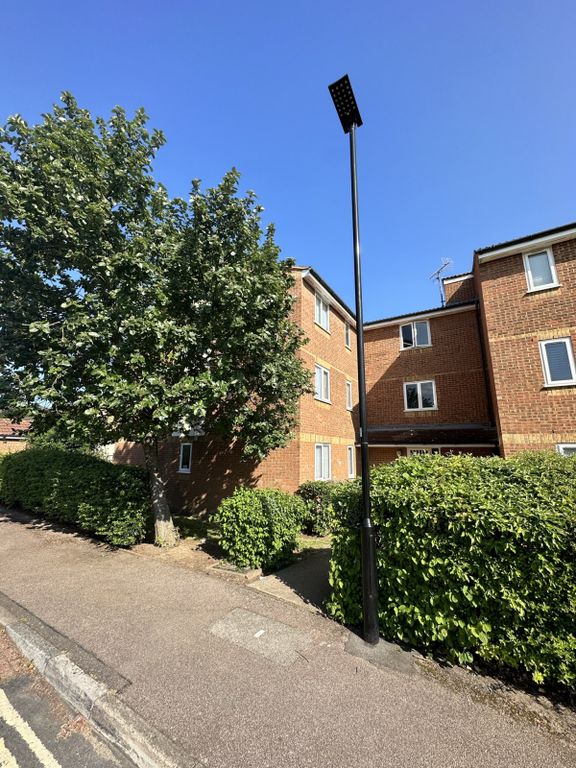 2 bed flat for sale in Redford Close, Feltham TW13, £299,950