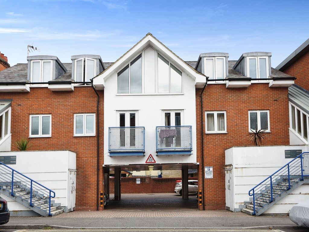 2 bed flat for sale in New Street, Chelmsford CM1, £250,000