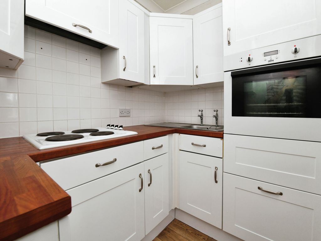 1 bed flat for sale in Sawyers Hall Lane, Brentwood, Essex CM15, £115,000