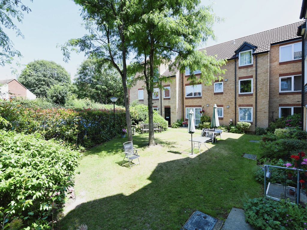 1 bed flat for sale in Sawyers Hall Lane, Brentwood, Essex CM15, £115,000