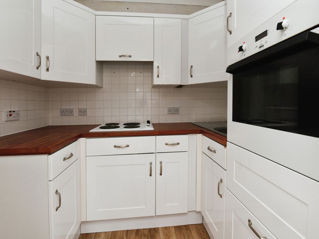 1 bed flat for sale in Sawyers Hall Lane, Brentwood, Essex CM15, £115,000