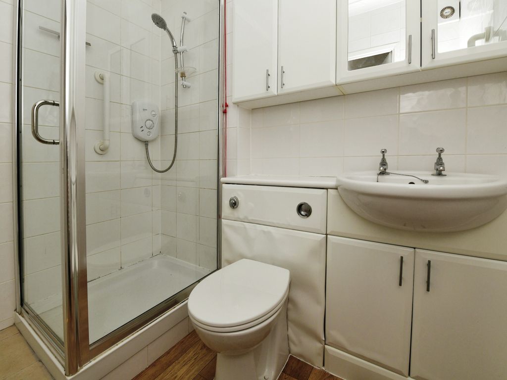 1 bed flat for sale in Sawyers Hall Lane, Brentwood, Essex CM15, £115,000