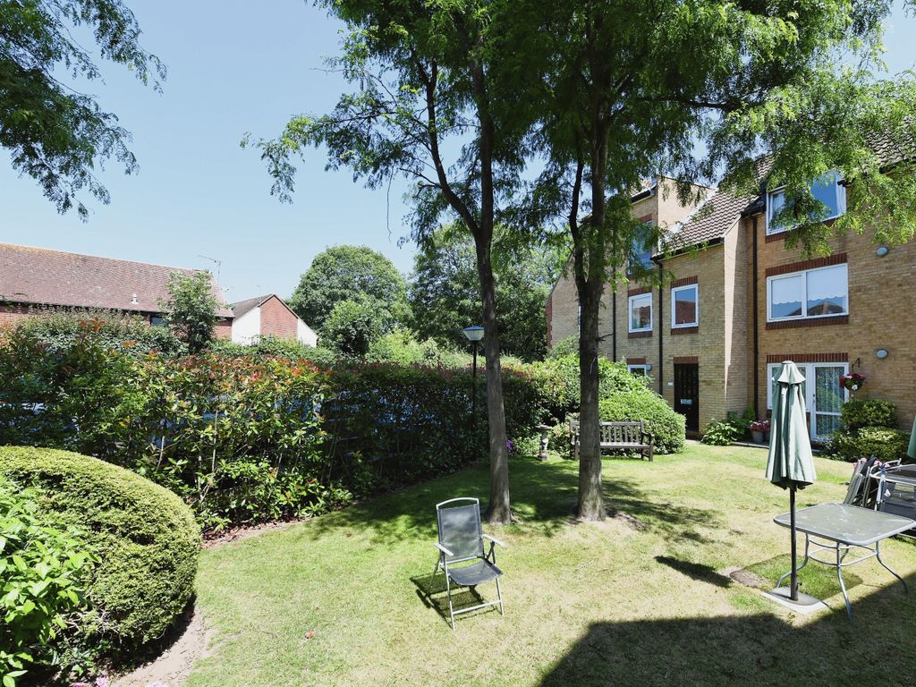 1 bed flat for sale in Sawyers Hall Lane, Brentwood, Essex CM15, £115,000