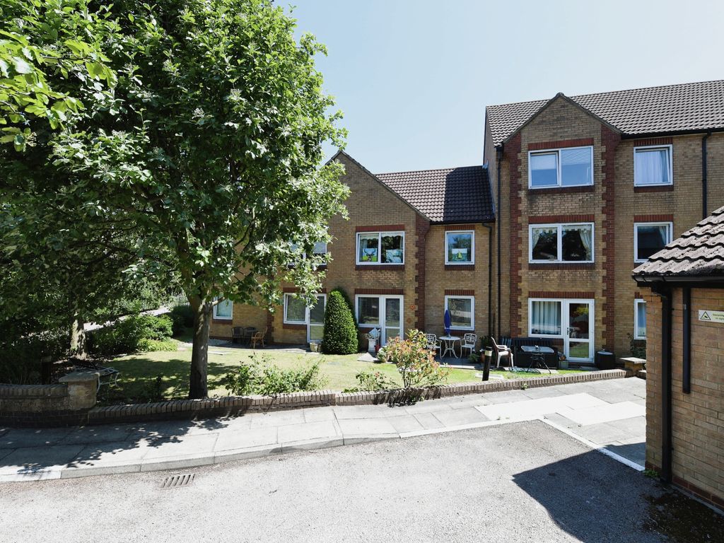 1 bed flat for sale in Sawyers Hall Lane, Brentwood, Essex CM15, £115,000