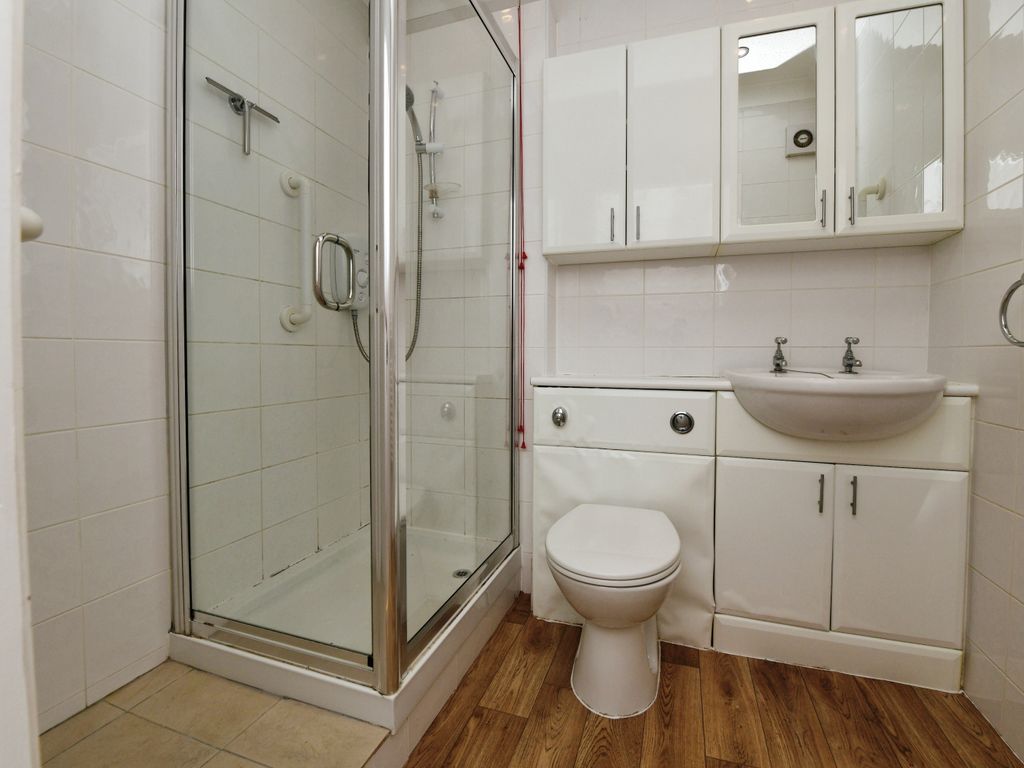 1 bed flat for sale in Sawyers Hall Lane, Brentwood, Essex CM15, £115,000