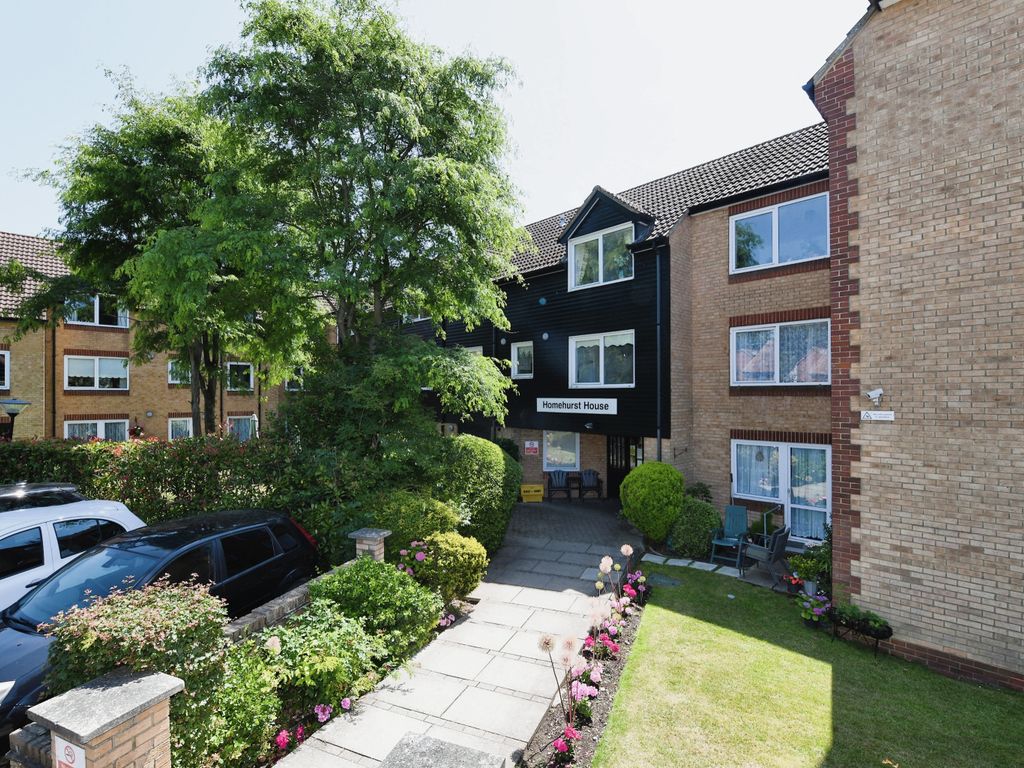 1 bed flat for sale in Sawyers Hall Lane, Brentwood, Essex CM15, £115,000