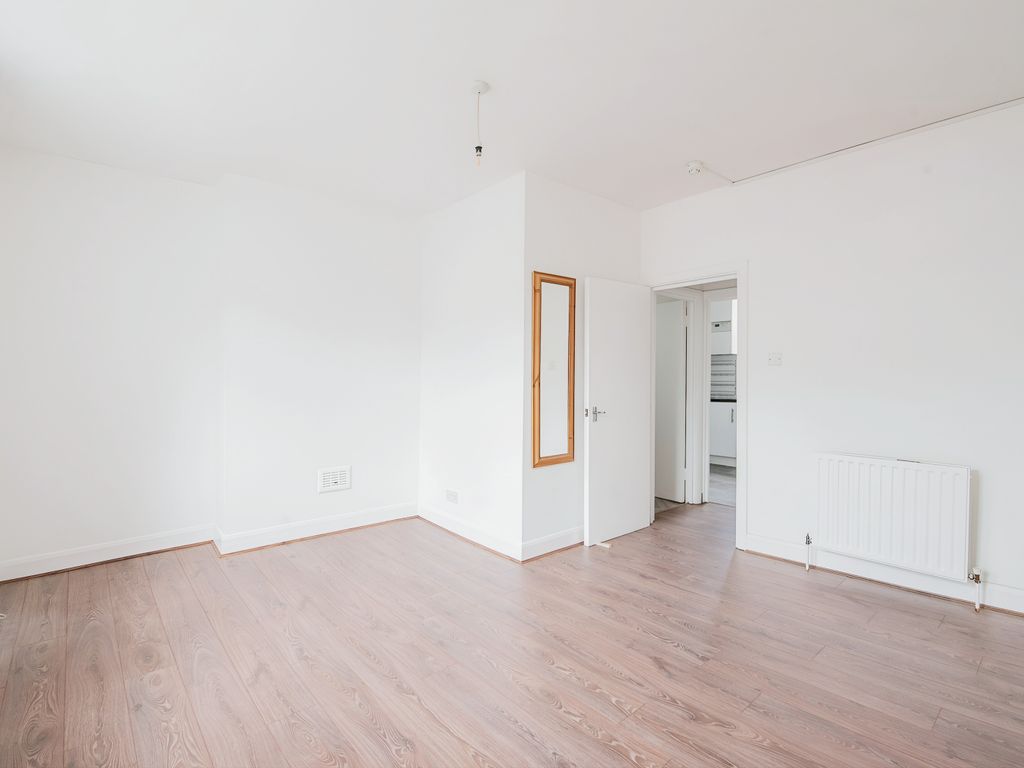 1 bed flat for sale in High Street, London SE20, £225,000