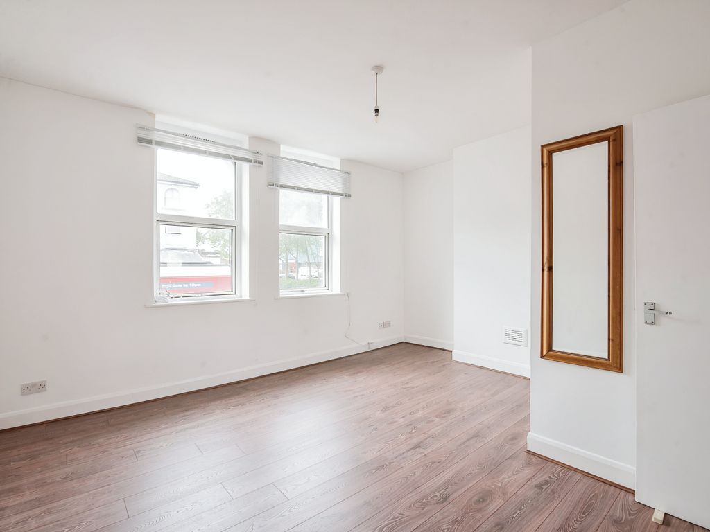 1 bed flat for sale in High Street, London SE20, £225,000