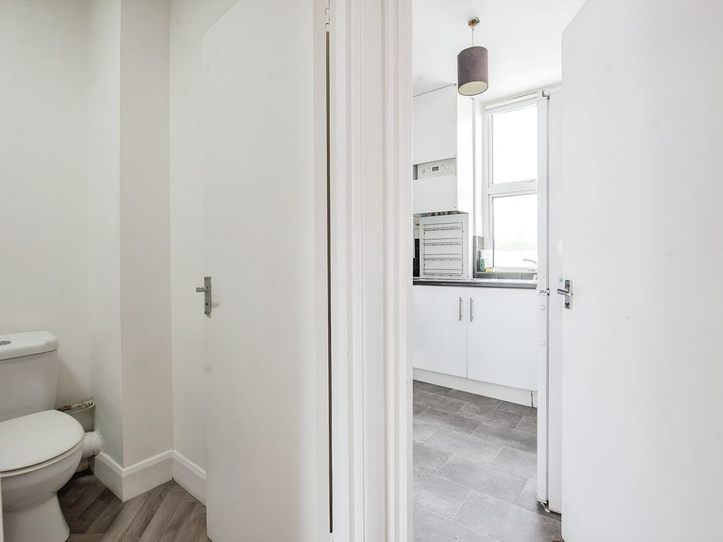 1 bed flat for sale in High Street, London SE20, £225,000