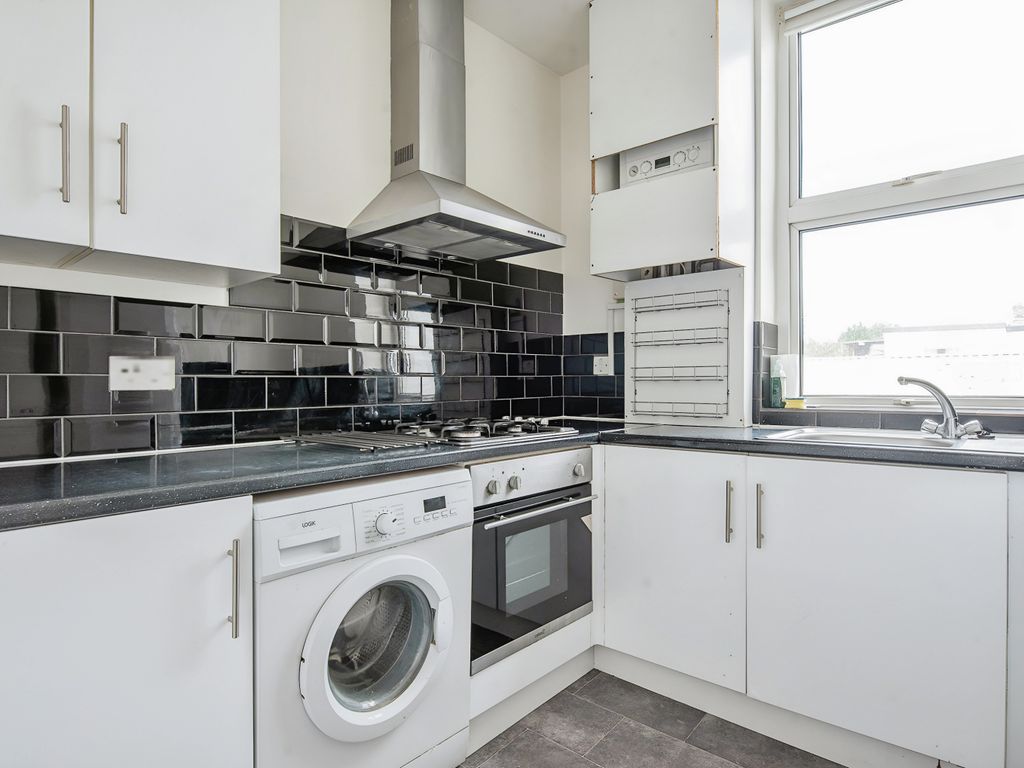 1 bed flat for sale in High Street, London SE20, £225,000