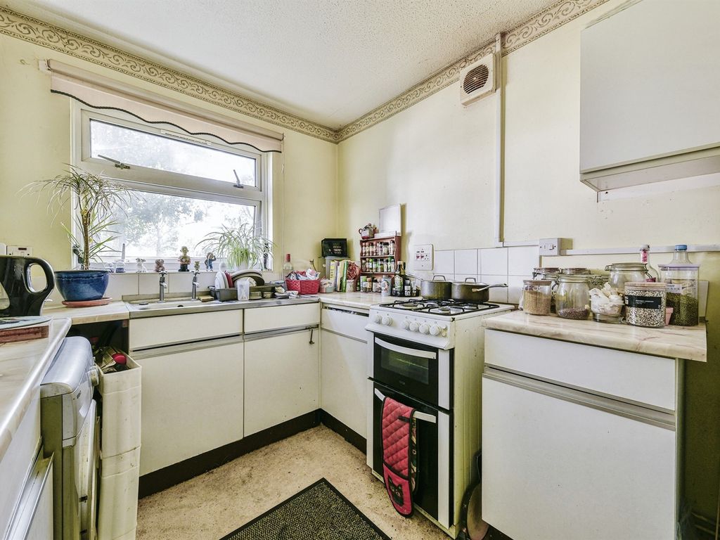 1 bed flat for sale in Kimbolton Crescent, Stevenage SG2, £170,000