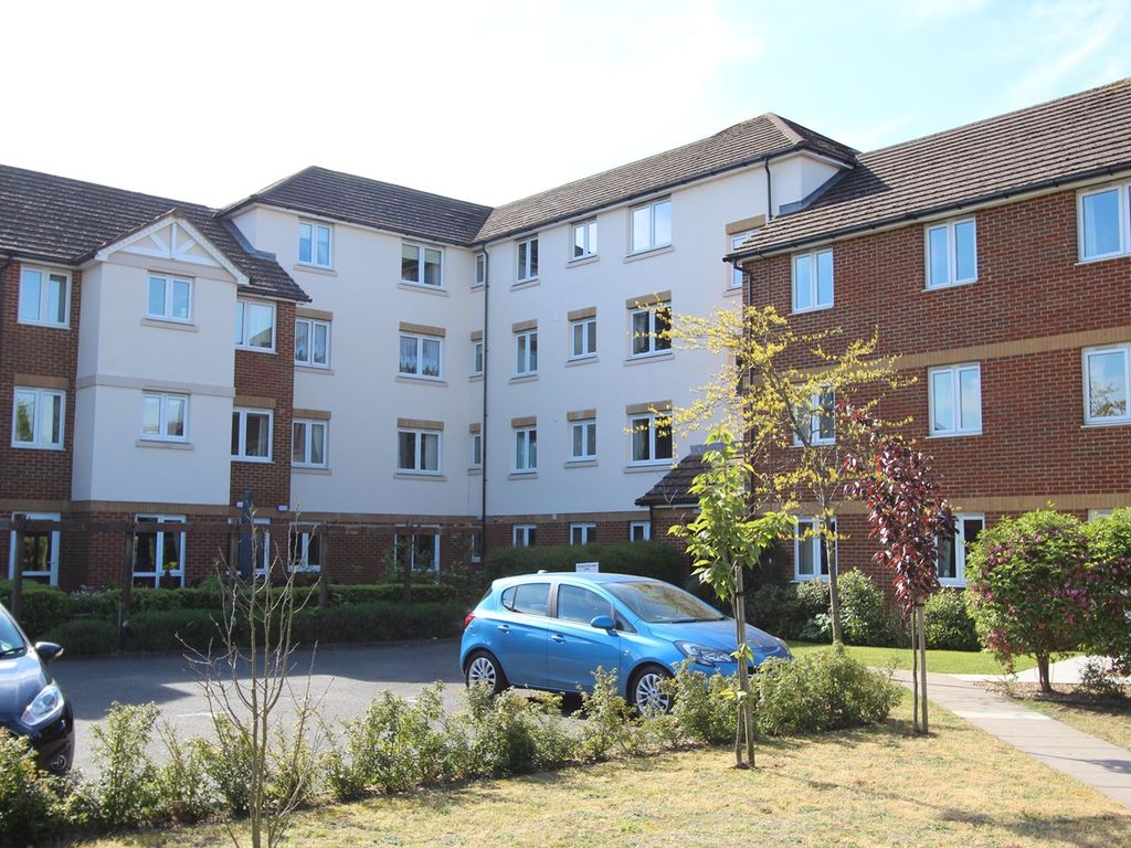1 bed property for sale in Parkland Grove, Ashford TW15, £225,000