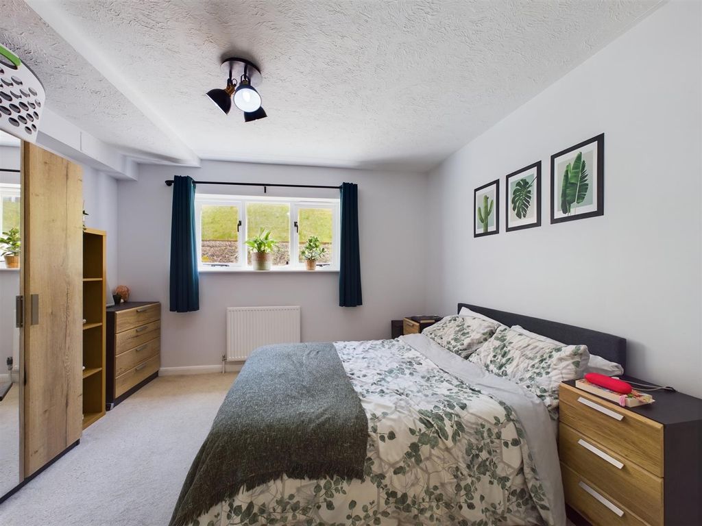 2 bed flat for sale in Armour Hill, Tilehurst, Reading RG31, £210,000
