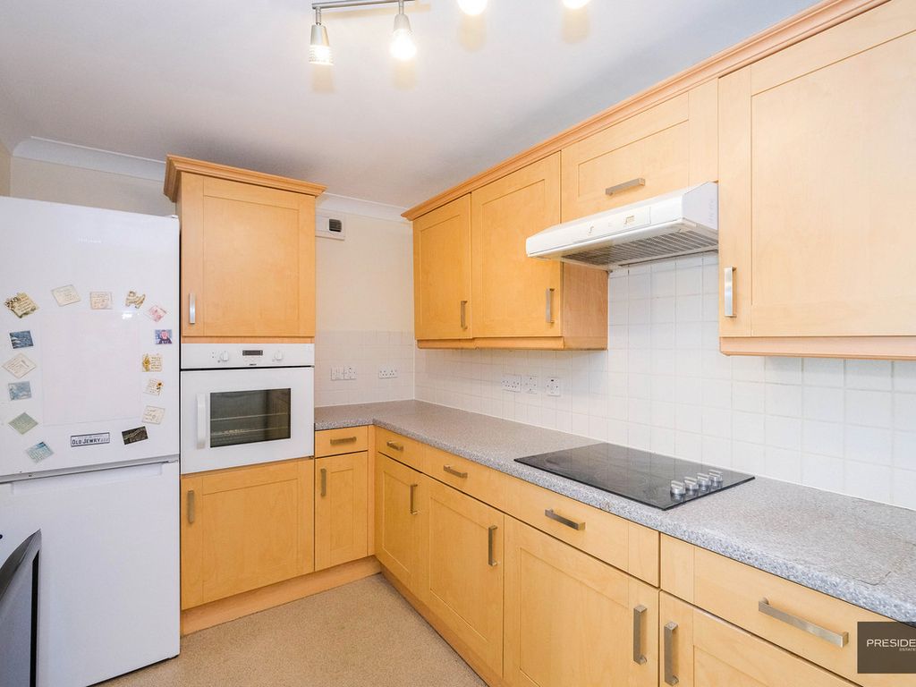 2 bed flat for sale in Barnardo Drive, Ilford IG6, £150,000