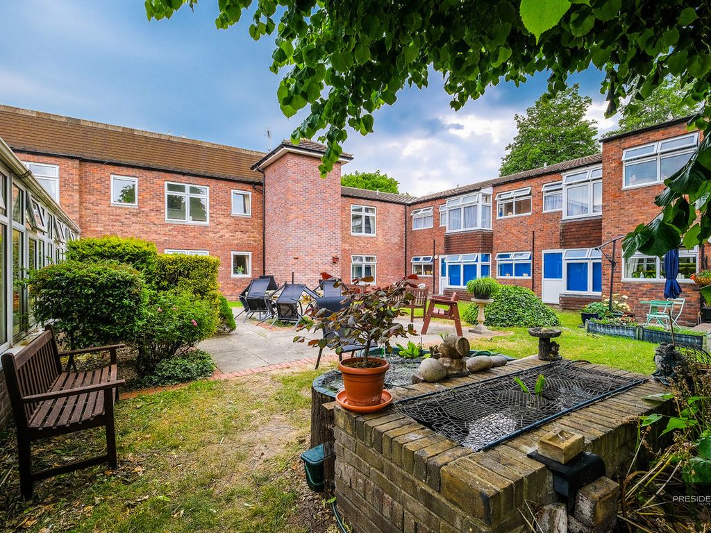 2 bed flat for sale in Barnardo Drive, Ilford IG6, £150,000