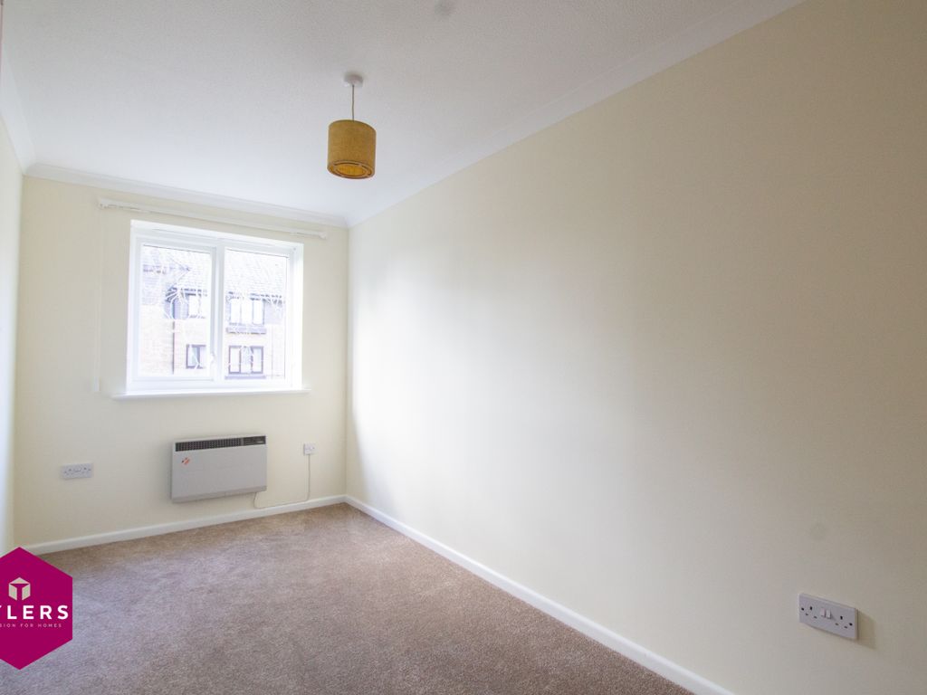 2 bed flat for sale in Burling Court, Cambridge CB1, £150,000