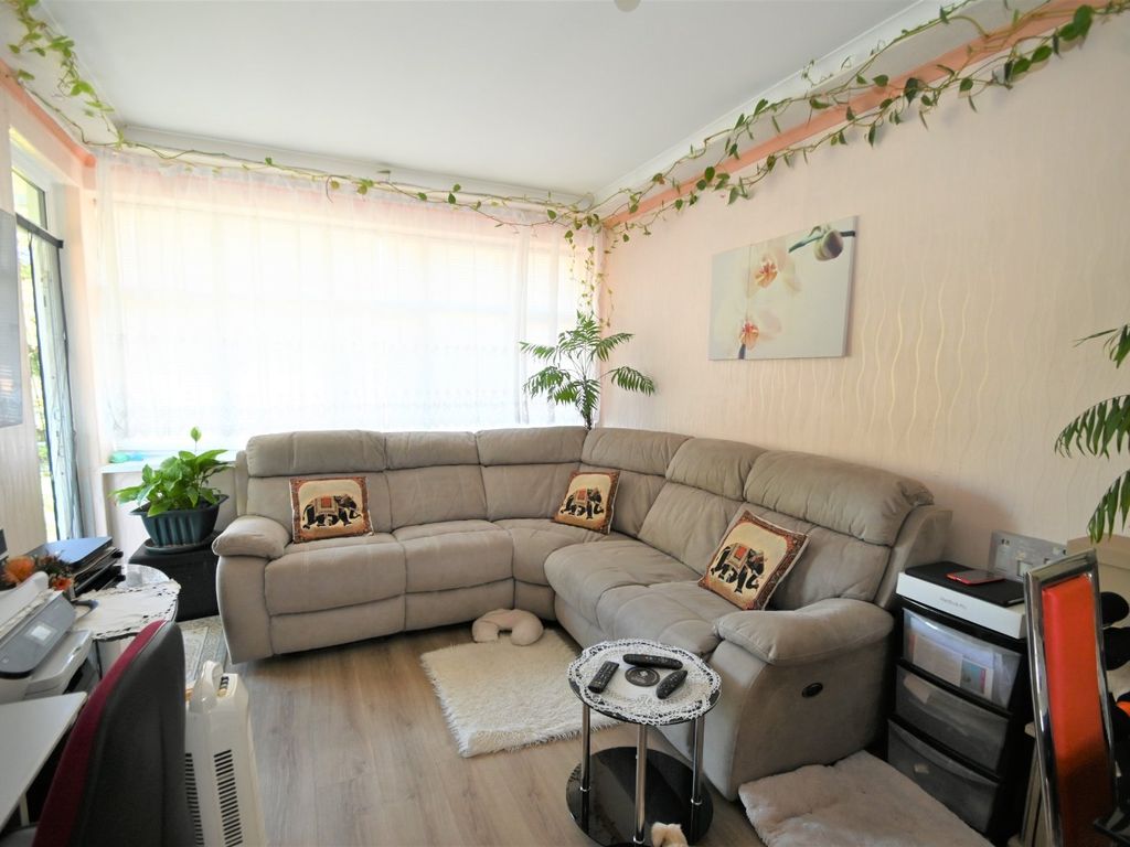 1 bed flat for sale in Trelawney Avenue, Langley, Berkshire SL3, £190,000