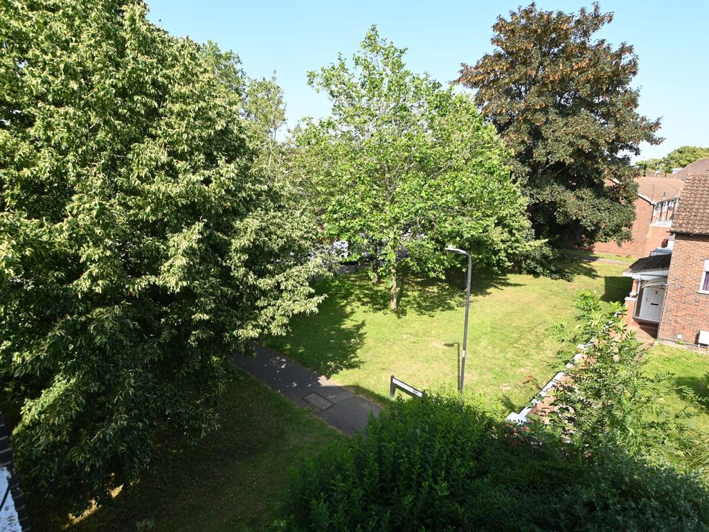 1 bed flat for sale in Trelawney Avenue, Langley, Berkshire SL3, £190,000