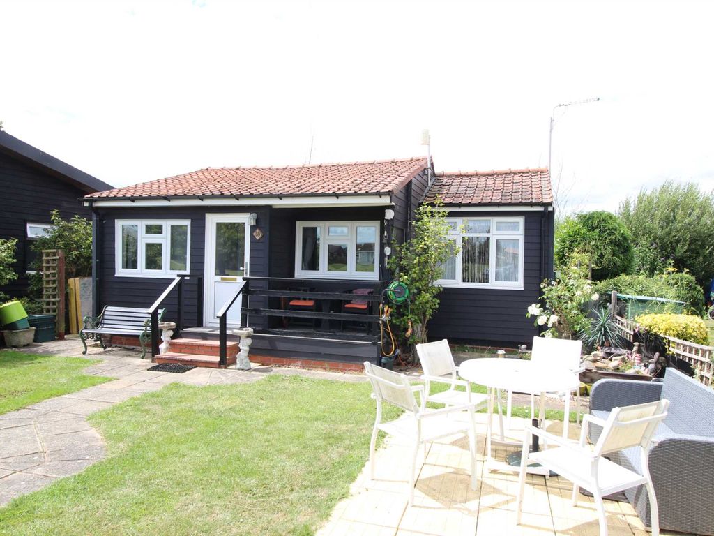 3 bed mobile/park home for sale in Barrow Marsh, Heybridge CM9, £99,995