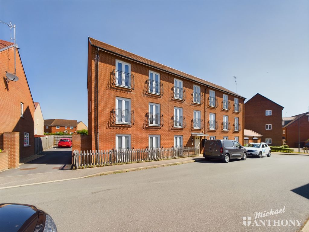 1 bed flat for sale in Chaundler Drive, Aylesbury, Buckinghamshire HP19, £74,000