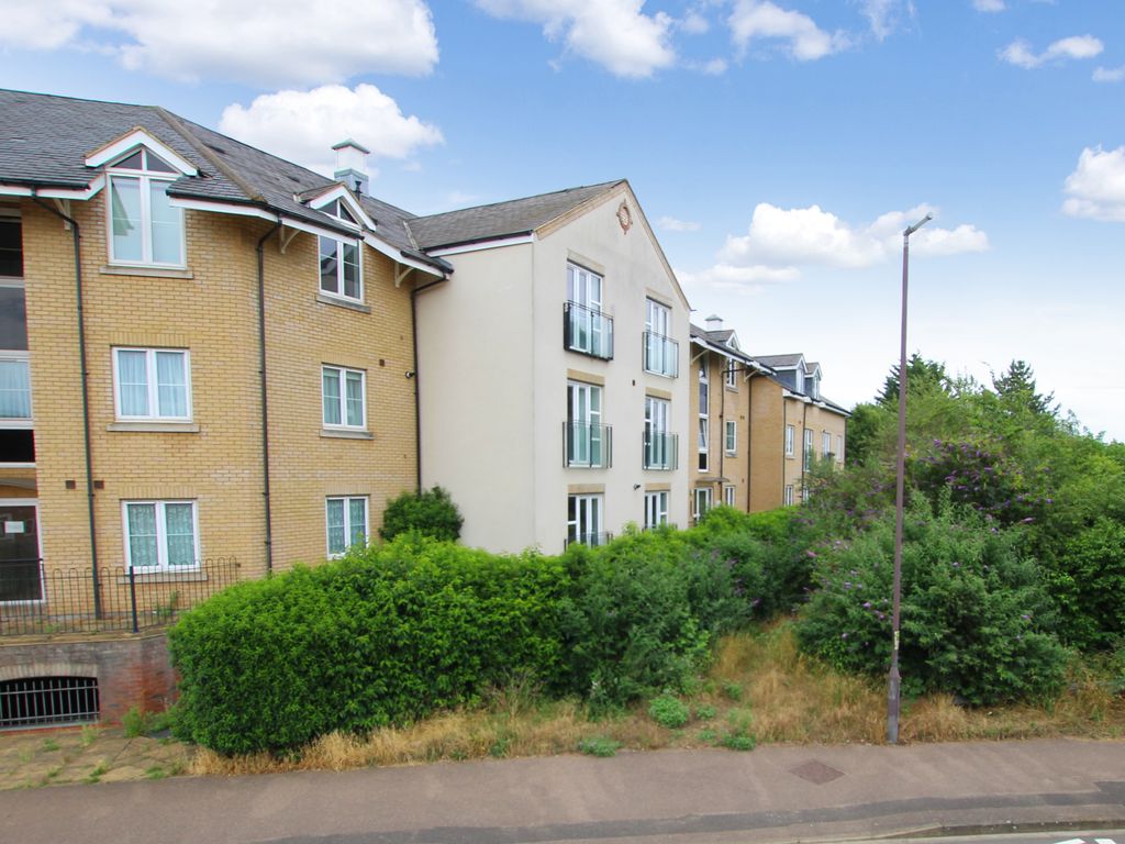 2 bed flat for sale in River View, Shefford SG17, £190,000