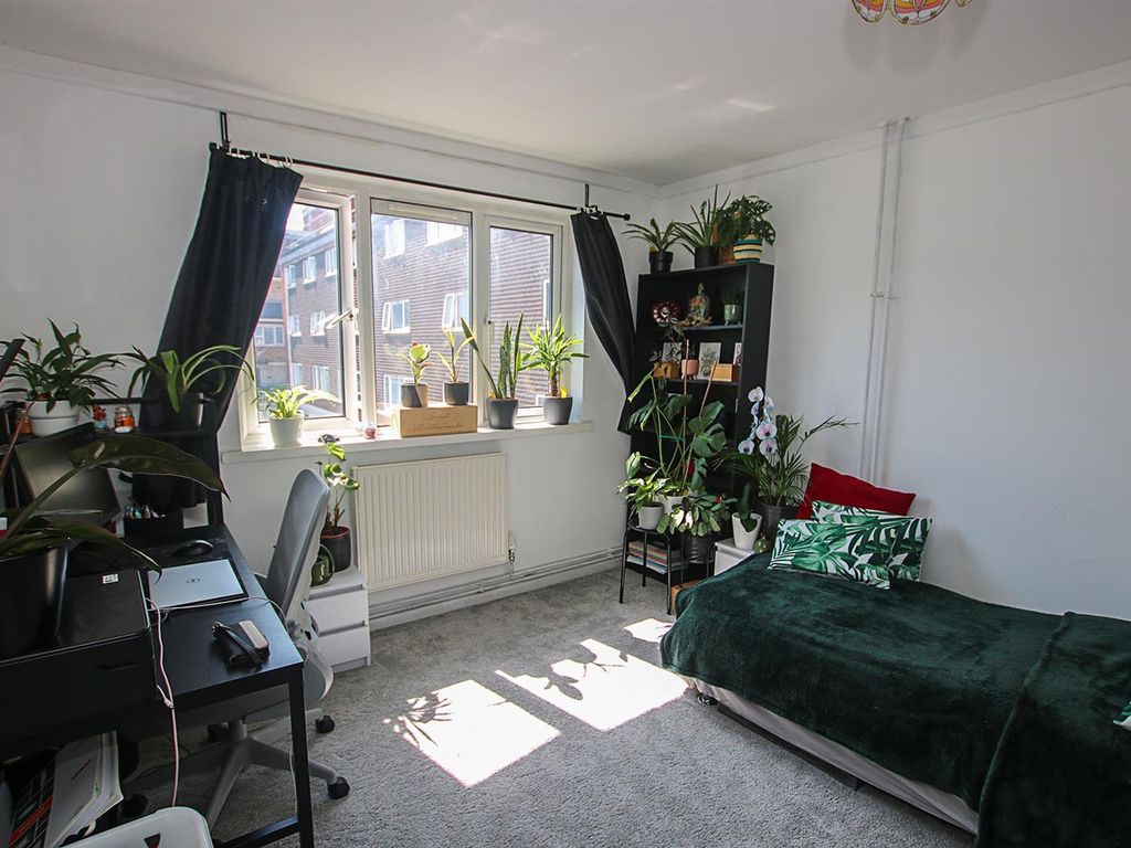 2 bed maisonette for sale in Churchill Court, Newmarket CB8, £165,000