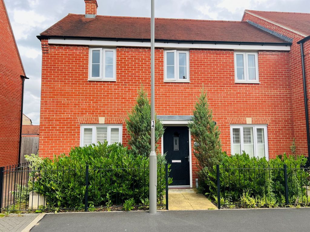 3 bed semi-detached house for sale in Pillow Way, Buckingham MK18, £172,500