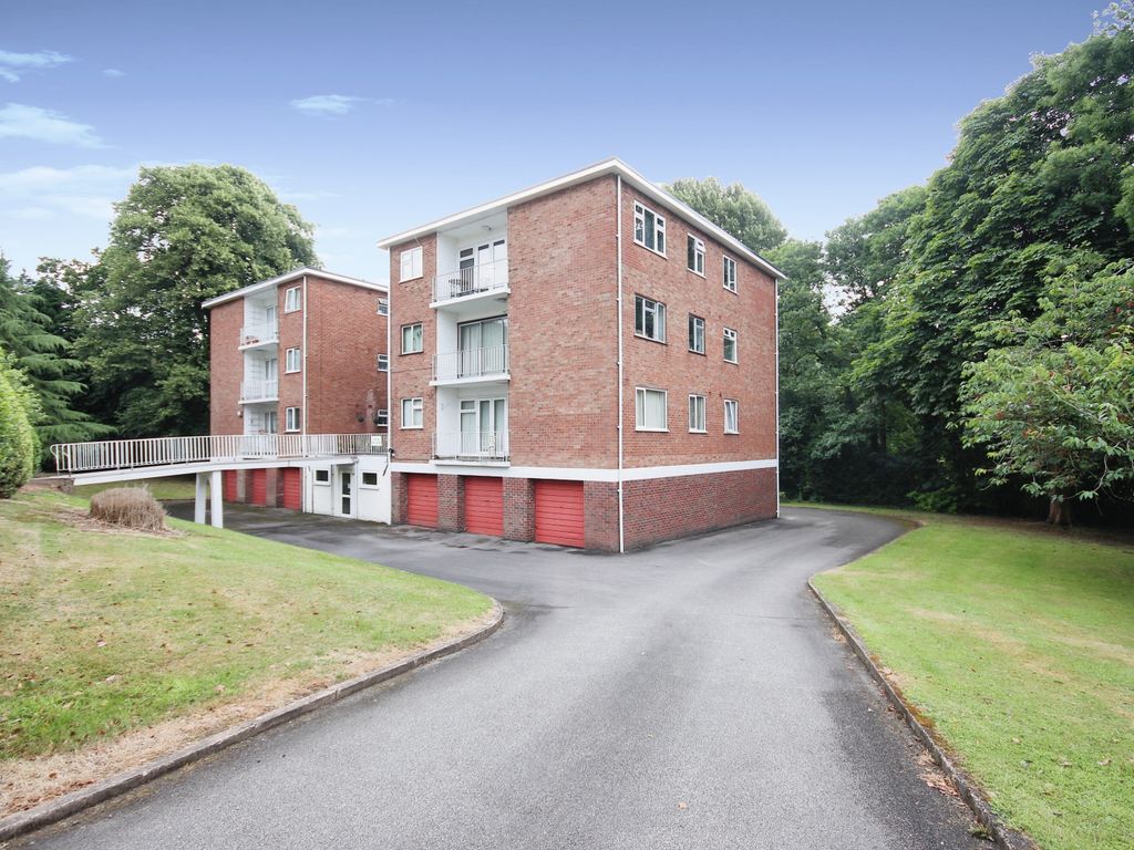 2 bed flat for sale in Essex Close, Coventry CV5, £180,000