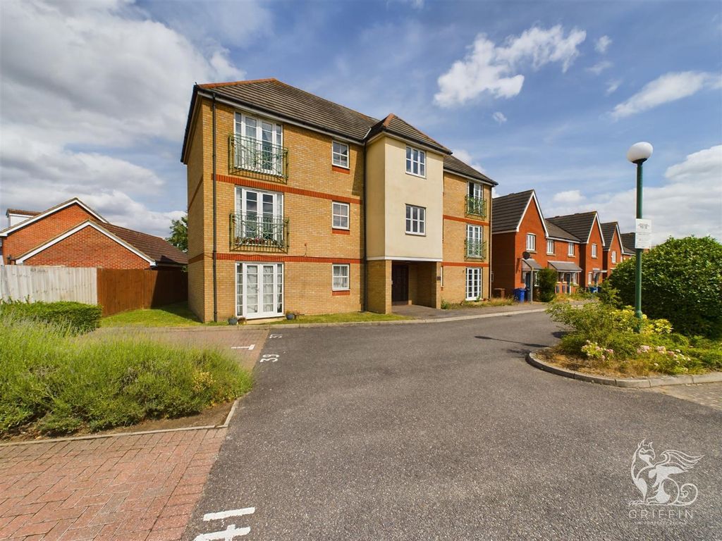 2 bed flat for sale in Rawlyn Close, Chafford Hundred, Grays RM16, £200,000