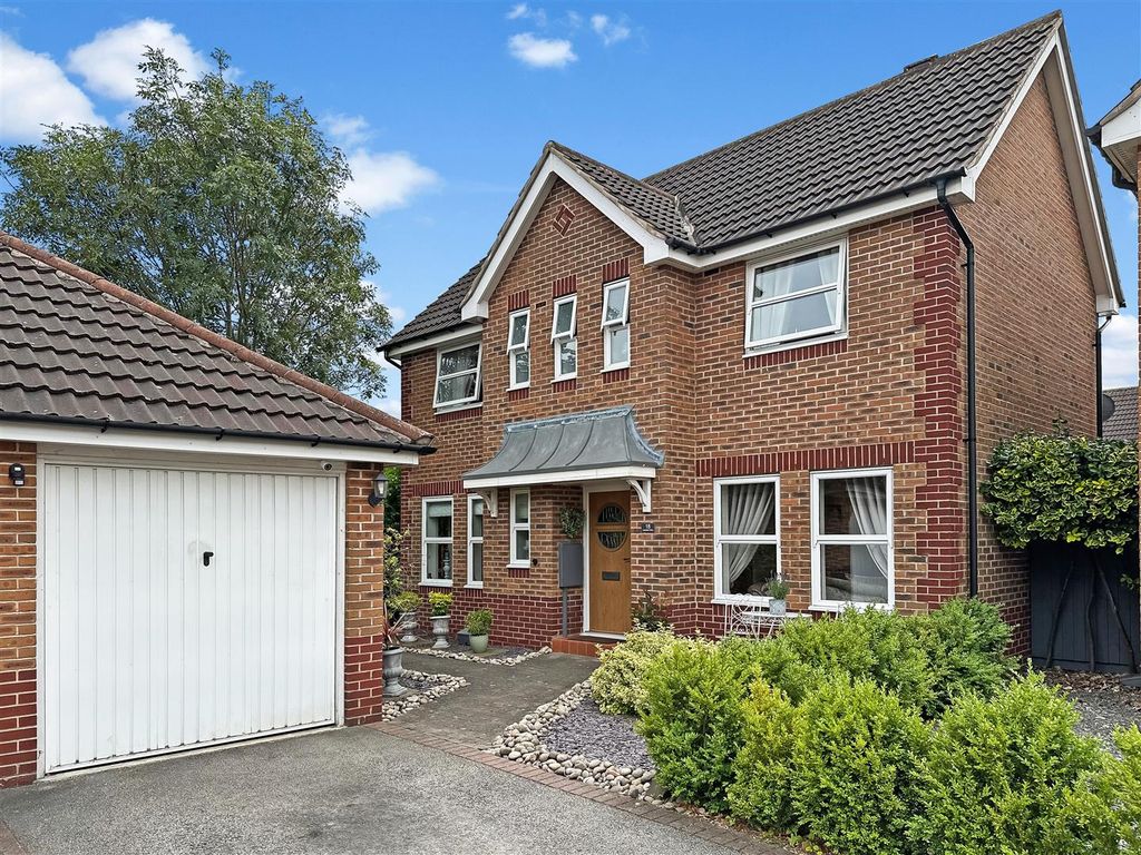 3 bed detached house for sale in Adwalton Close, Newark NG24, £280,000