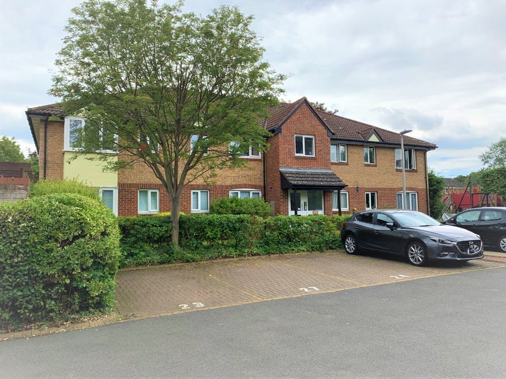 2 bed flat for sale in Shepperton Court Drive, Shepperton, Surrey TW17, £285,000