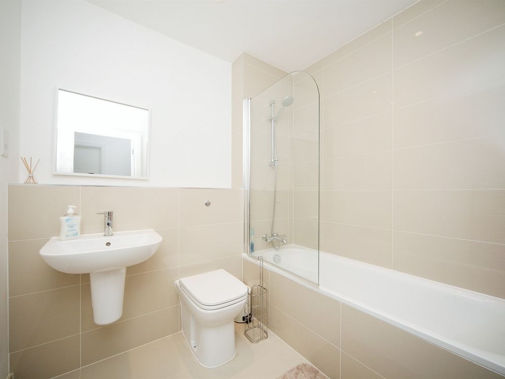 2 bed flat for sale in Youngman Place, Taunton TA1, £220,000