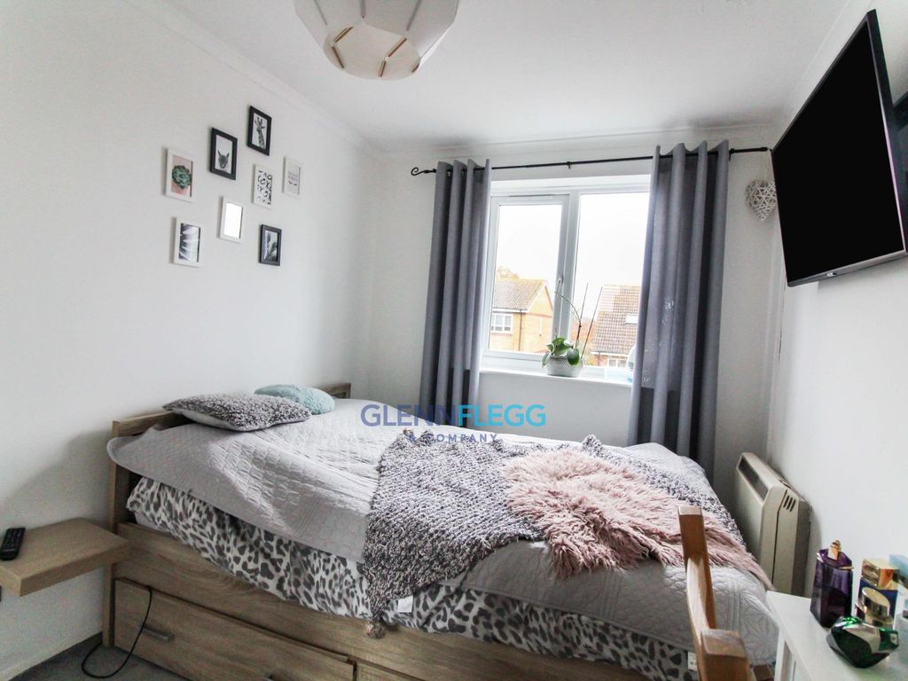 1 bed flat for sale in Common Road, Langley, Slough SL3, £180,000